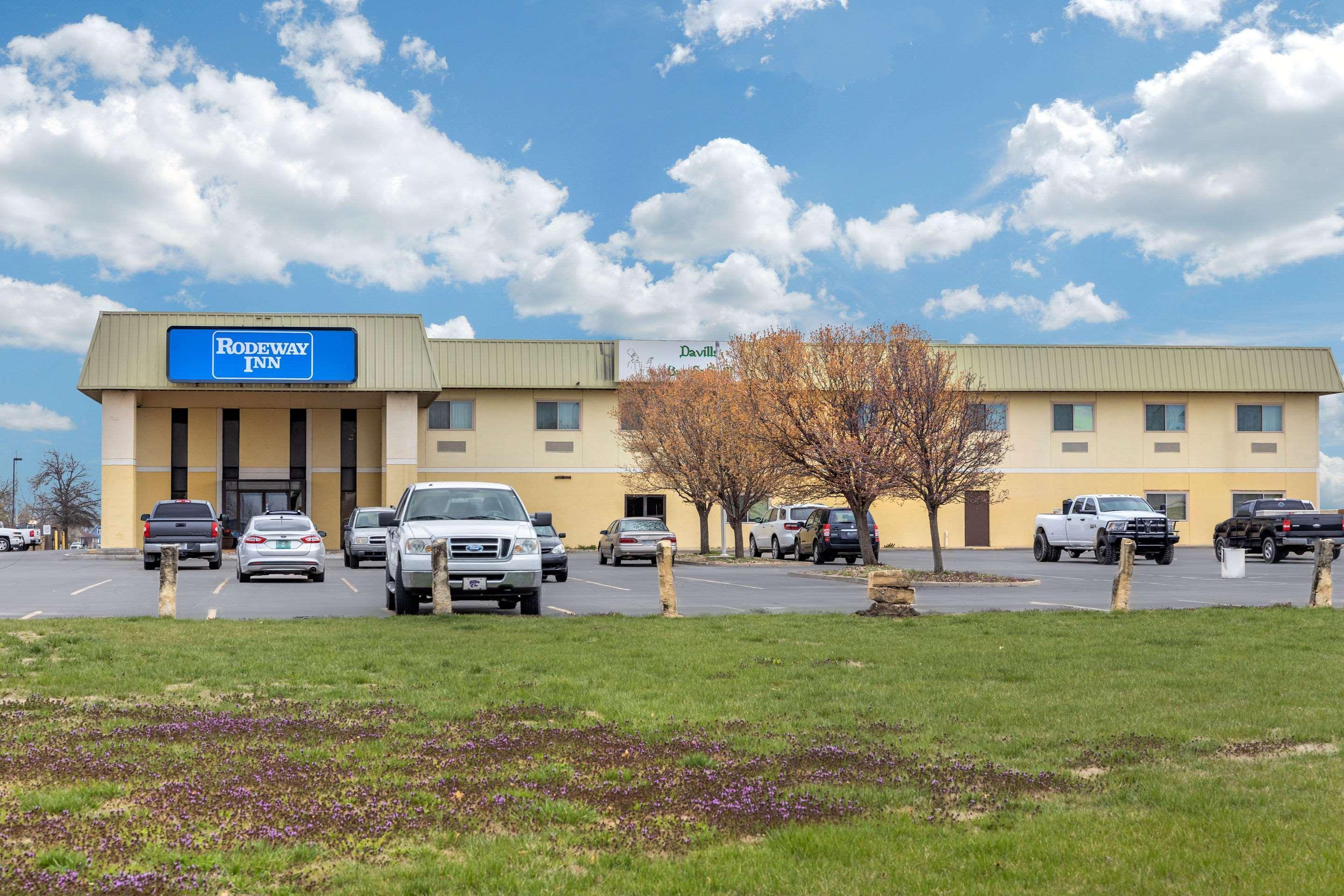 Rodeway Inn South Hutchinson Екстериор снимка