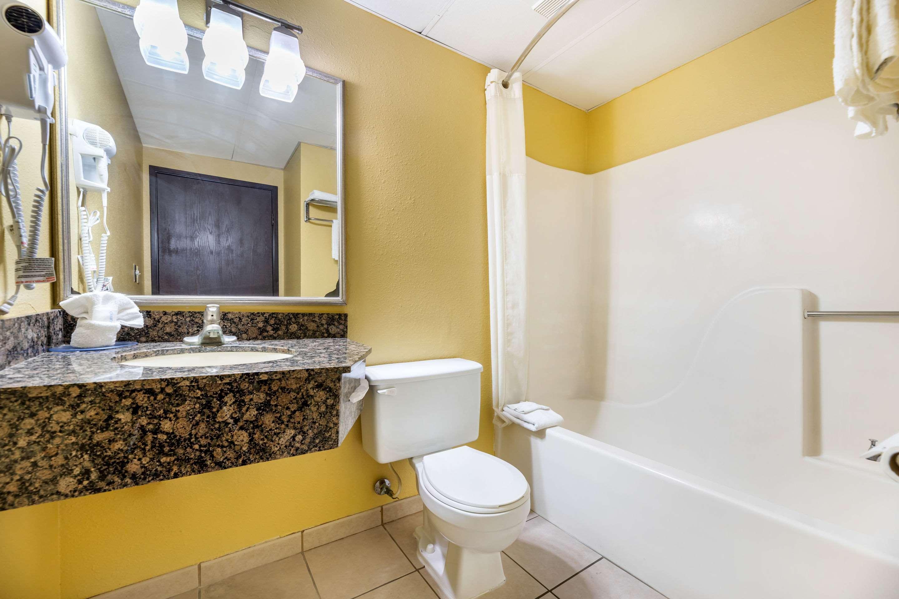 Rodeway Inn South Hutchinson Екстериор снимка