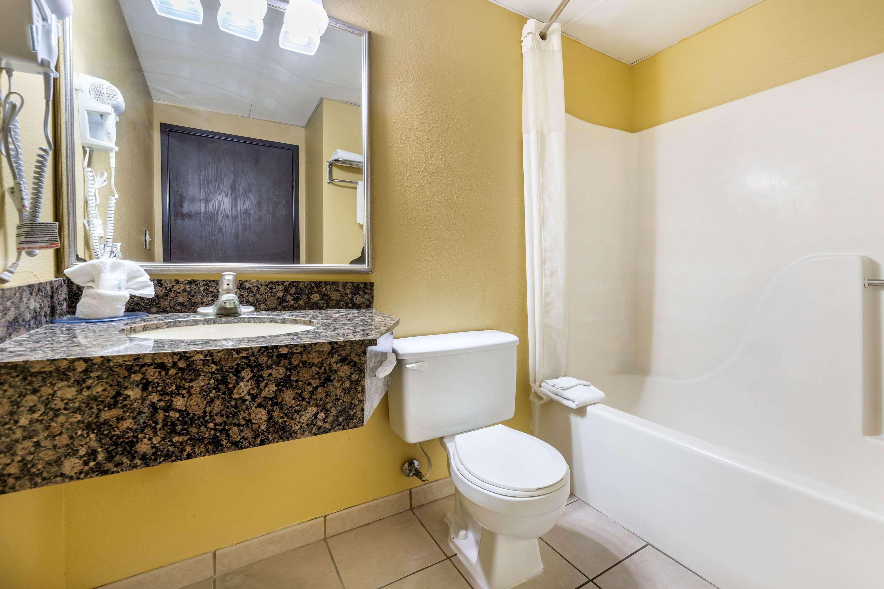Rodeway Inn South Hutchinson Екстериор снимка