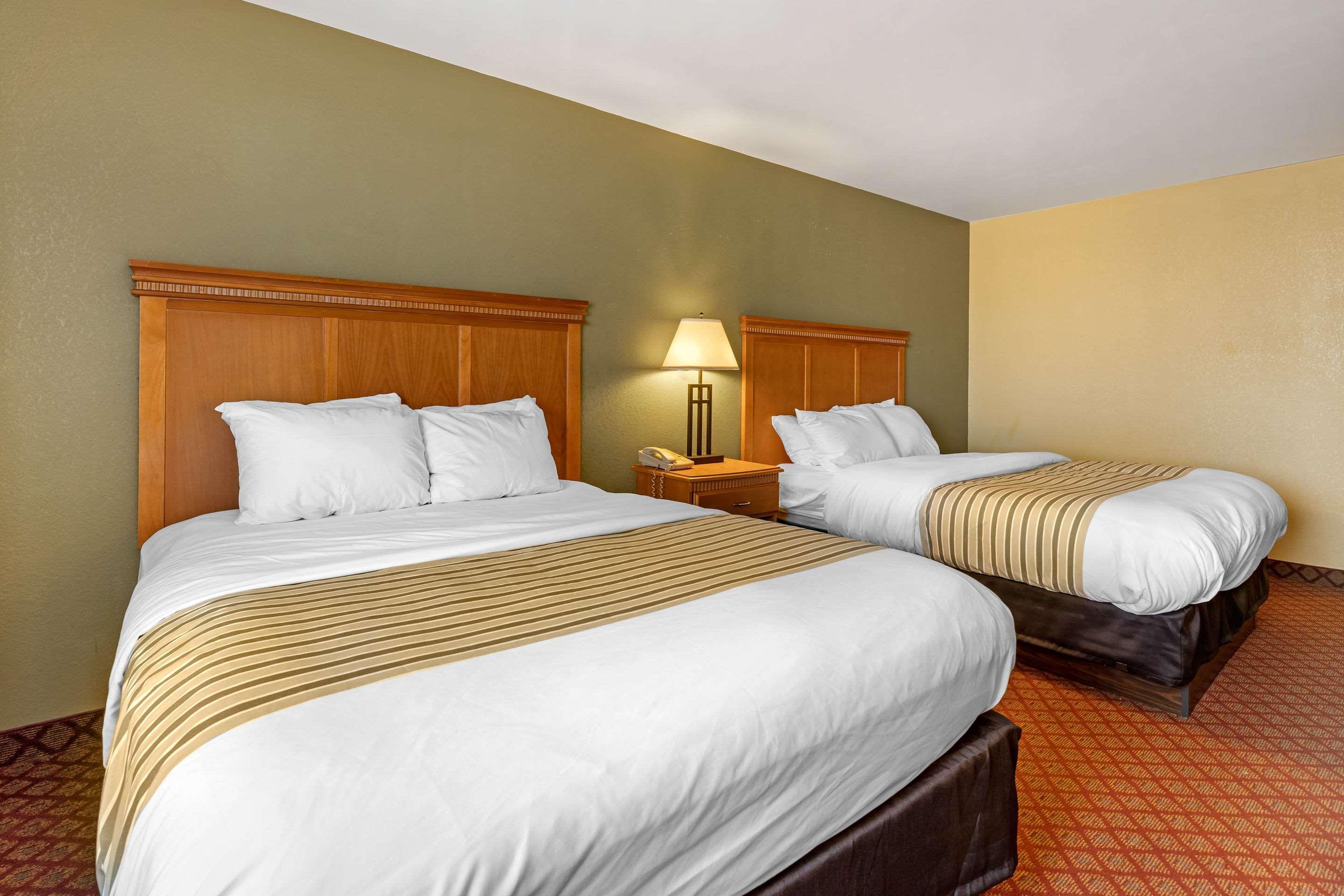 Rodeway Inn South Hutchinson Екстериор снимка