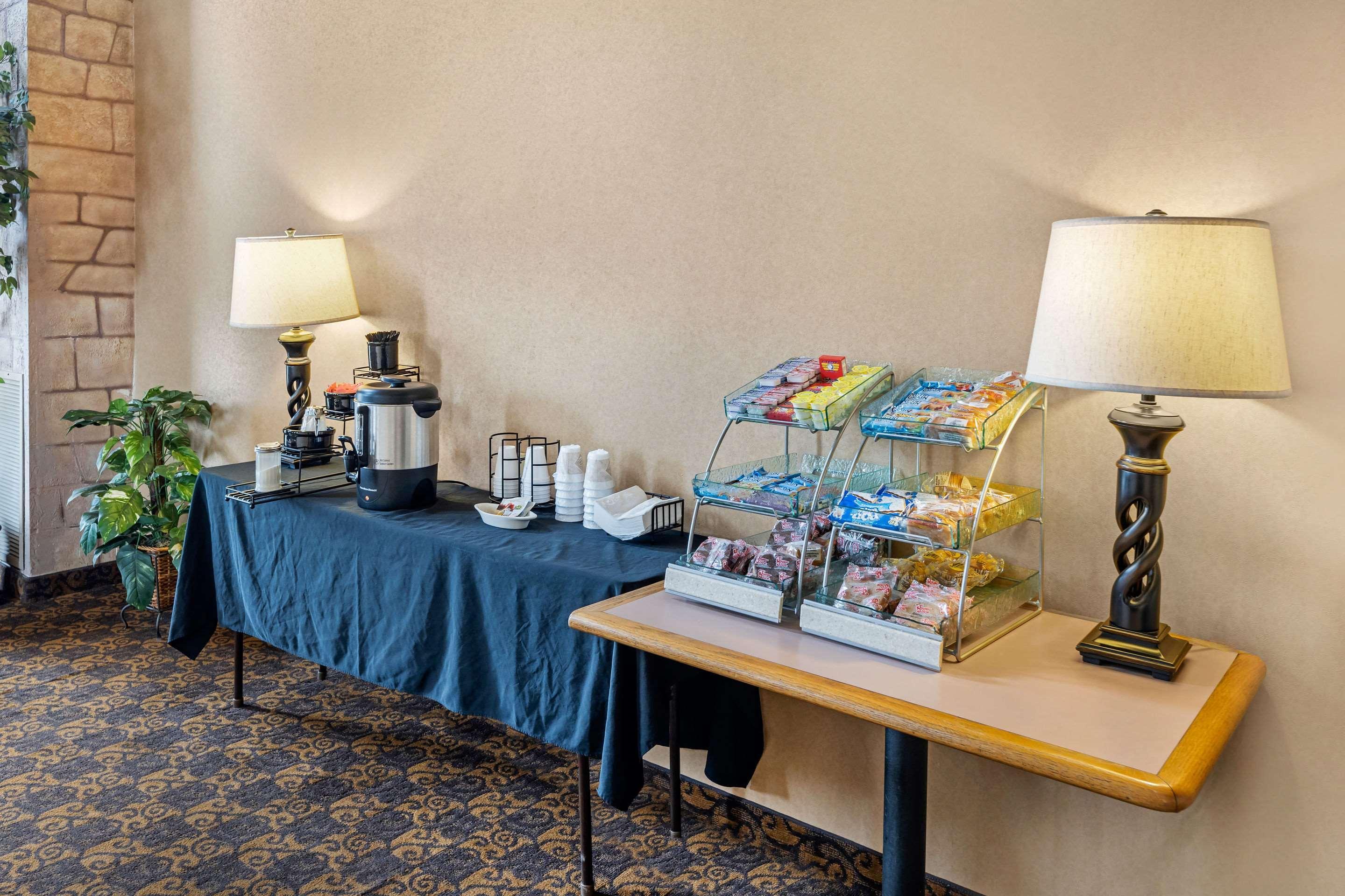 Rodeway Inn South Hutchinson Екстериор снимка