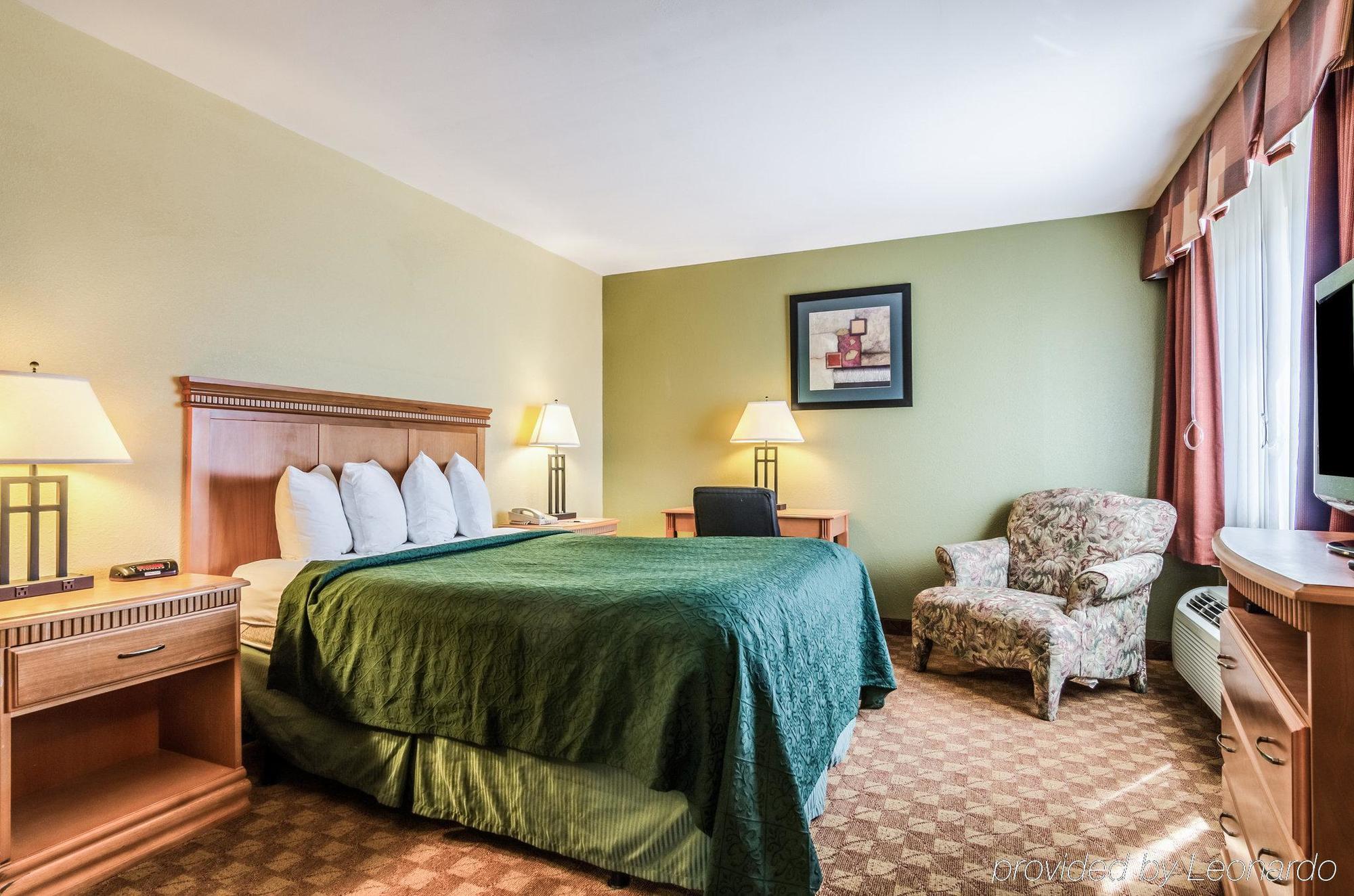 Rodeway Inn South Hutchinson Екстериор снимка