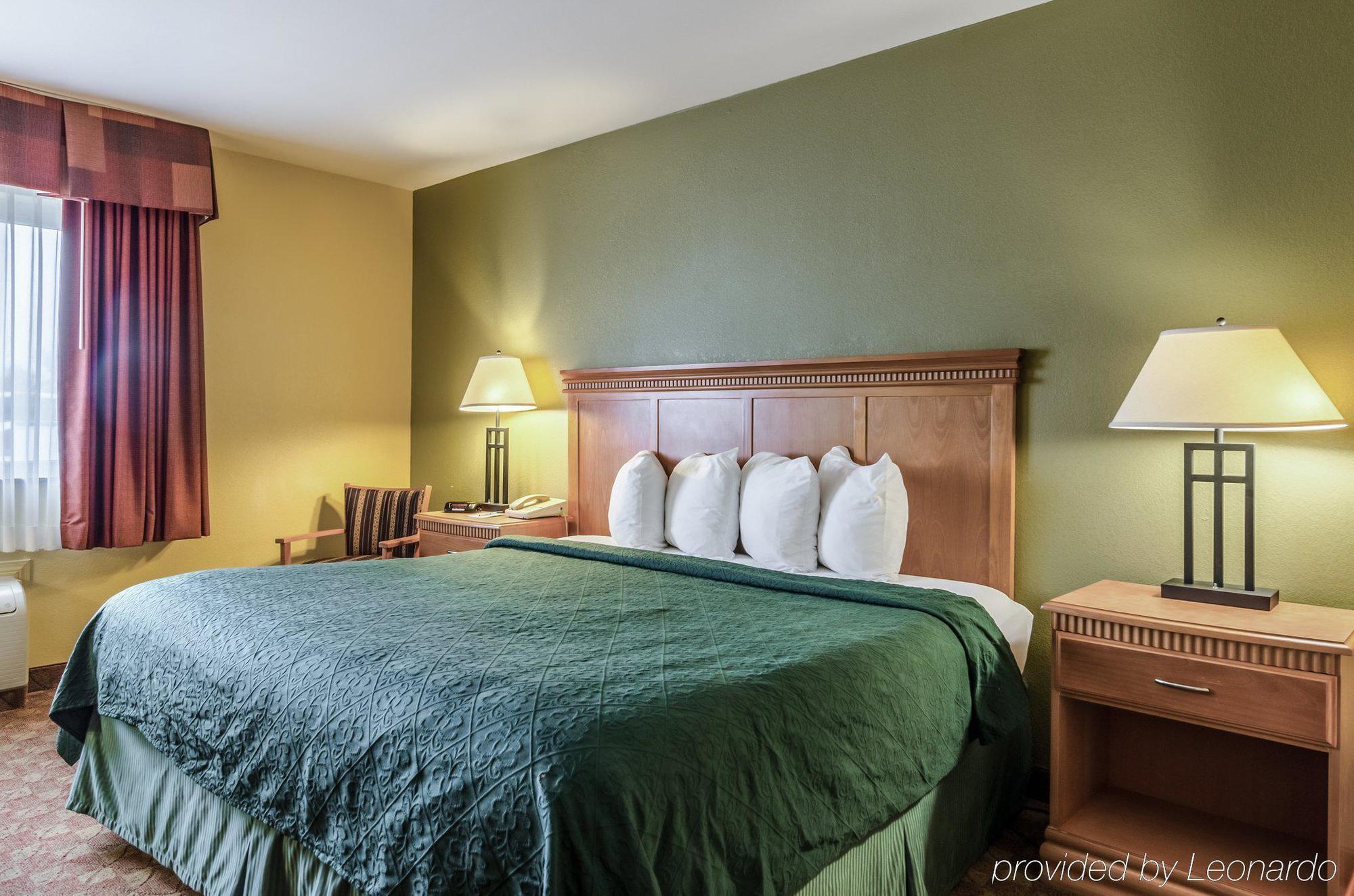 Rodeway Inn South Hutchinson Екстериор снимка