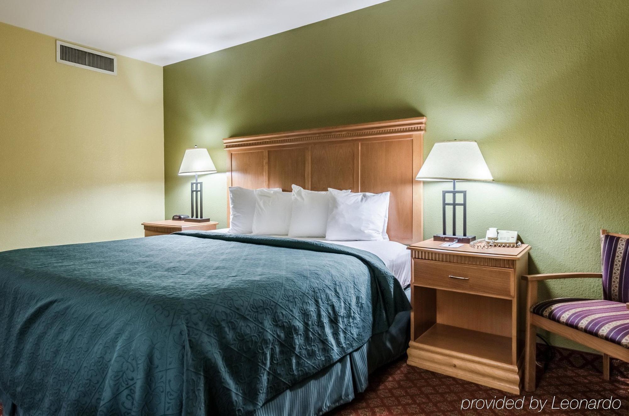 Rodeway Inn South Hutchinson Екстериор снимка