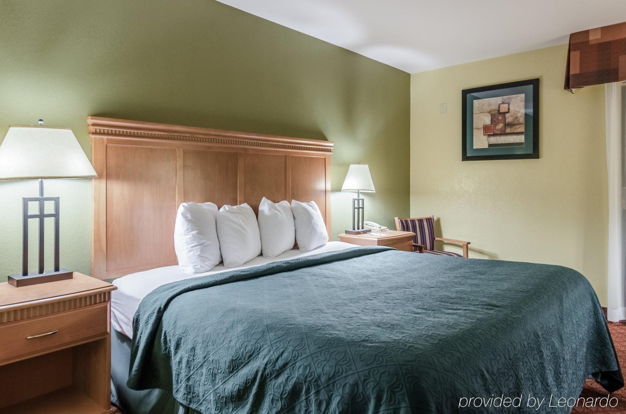 Rodeway Inn South Hutchinson Екстериор снимка