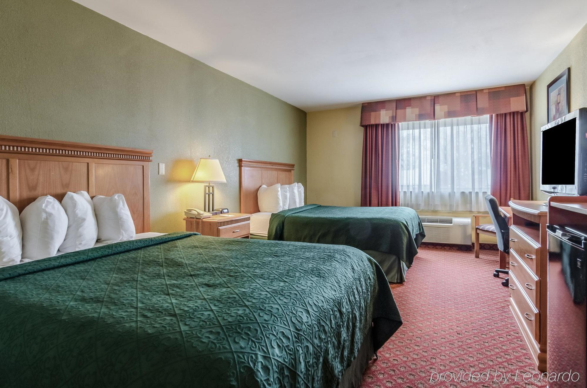 Rodeway Inn South Hutchinson Екстериор снимка