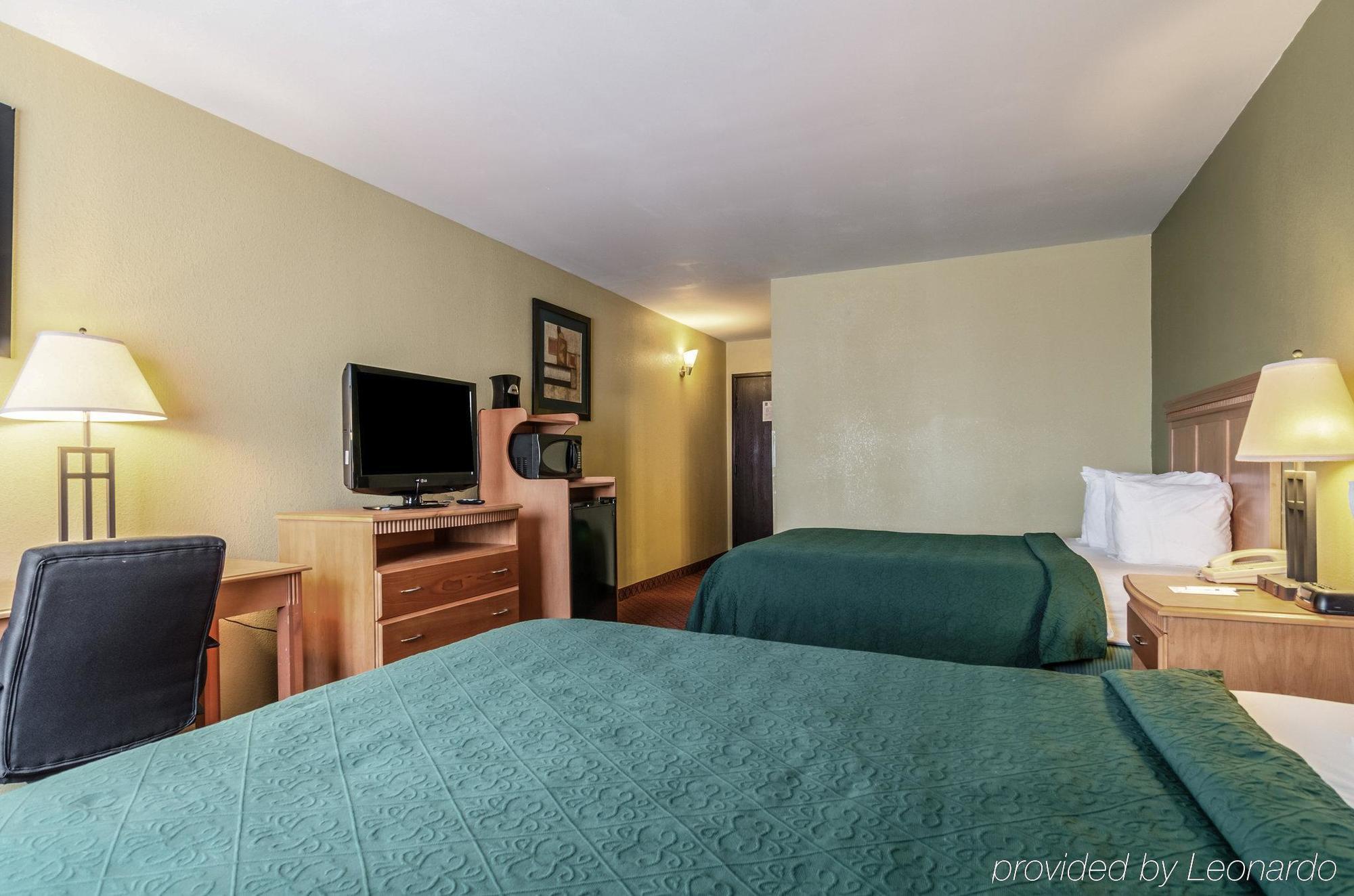 Rodeway Inn South Hutchinson Екстериор снимка