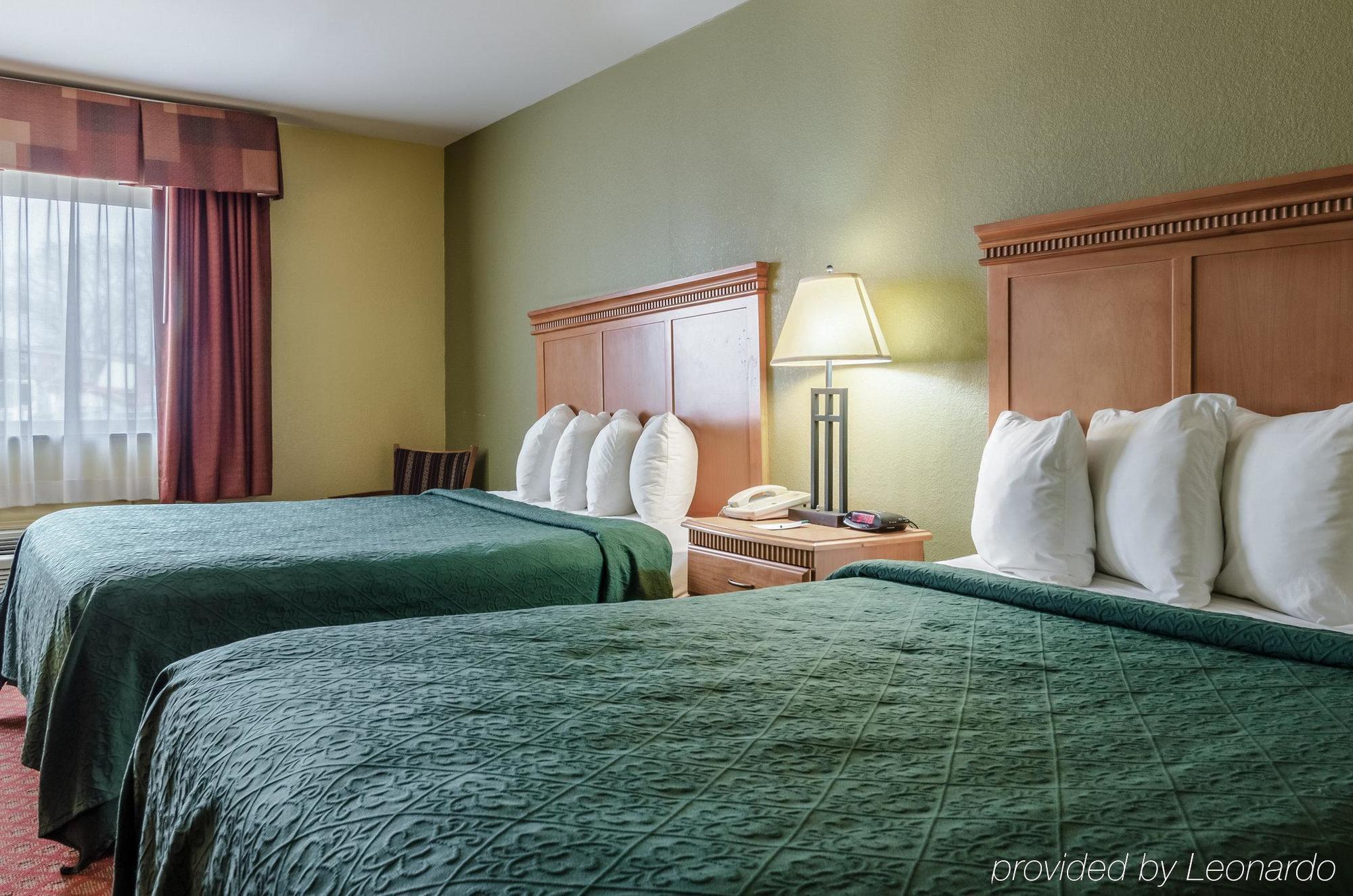 Rodeway Inn South Hutchinson Екстериор снимка