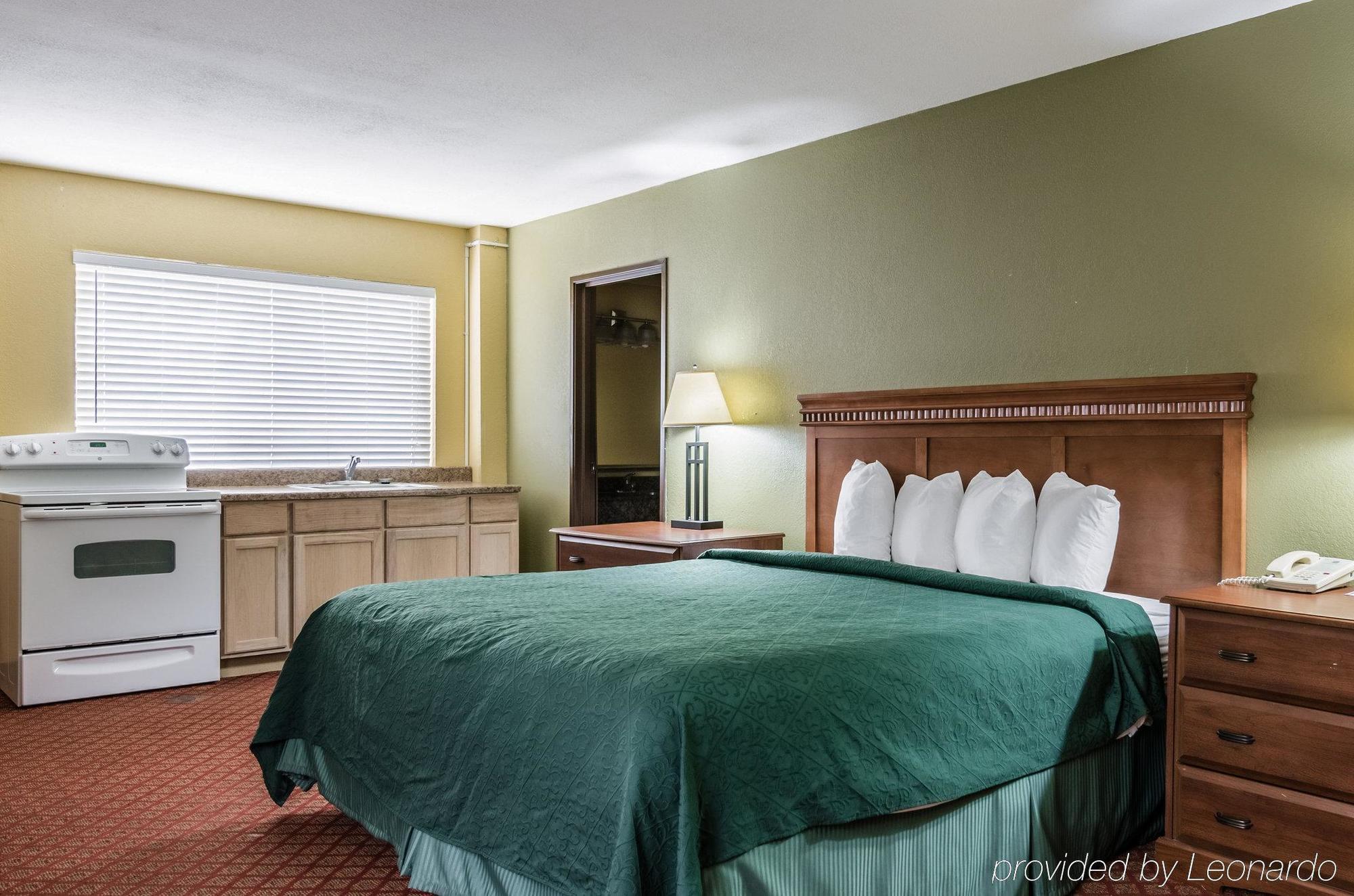 Rodeway Inn South Hutchinson Екстериор снимка