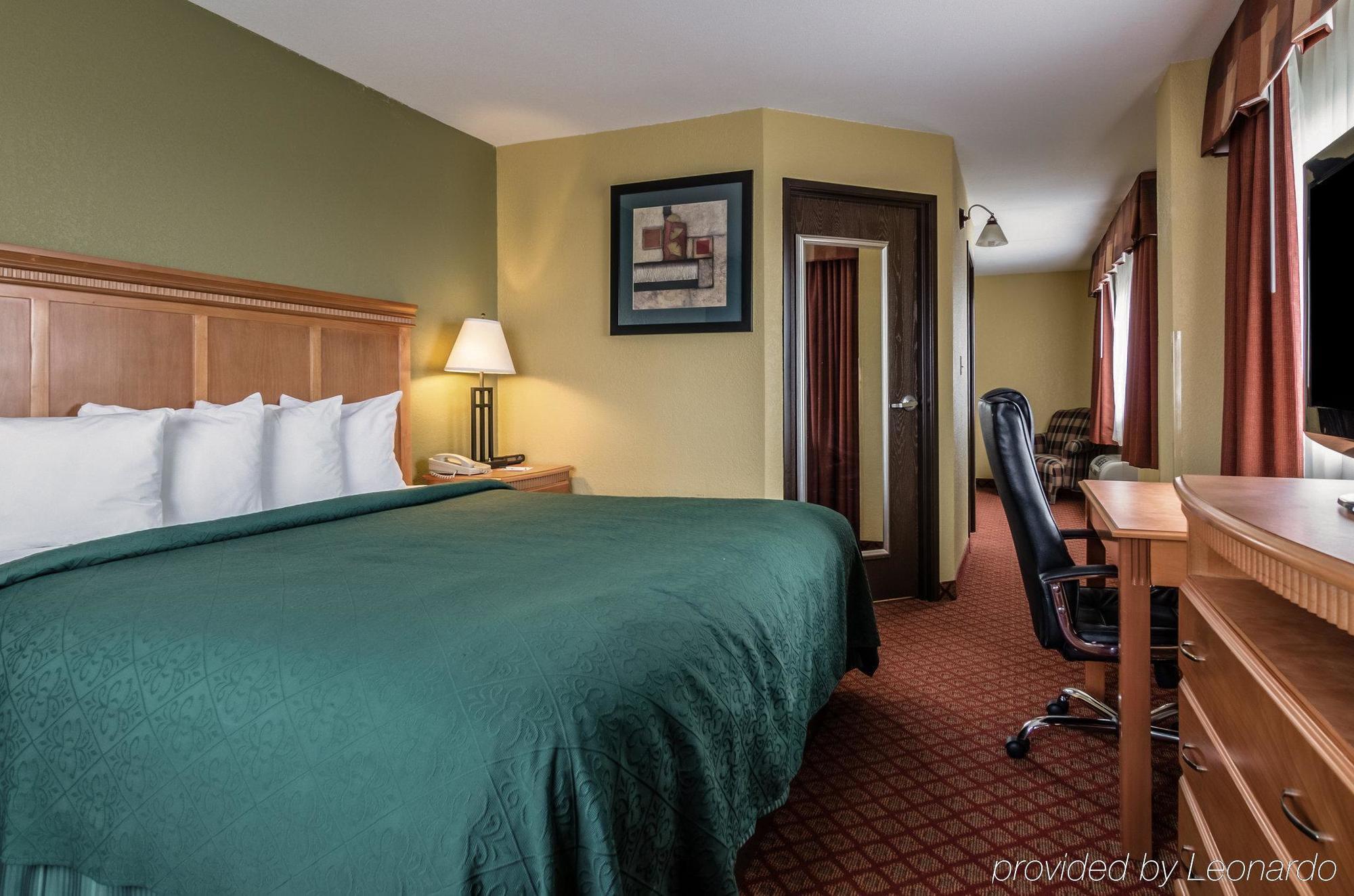 Rodeway Inn South Hutchinson Екстериор снимка