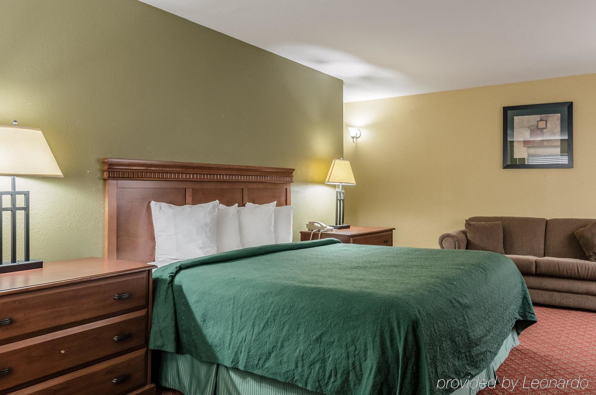 Rodeway Inn South Hutchinson Екстериор снимка