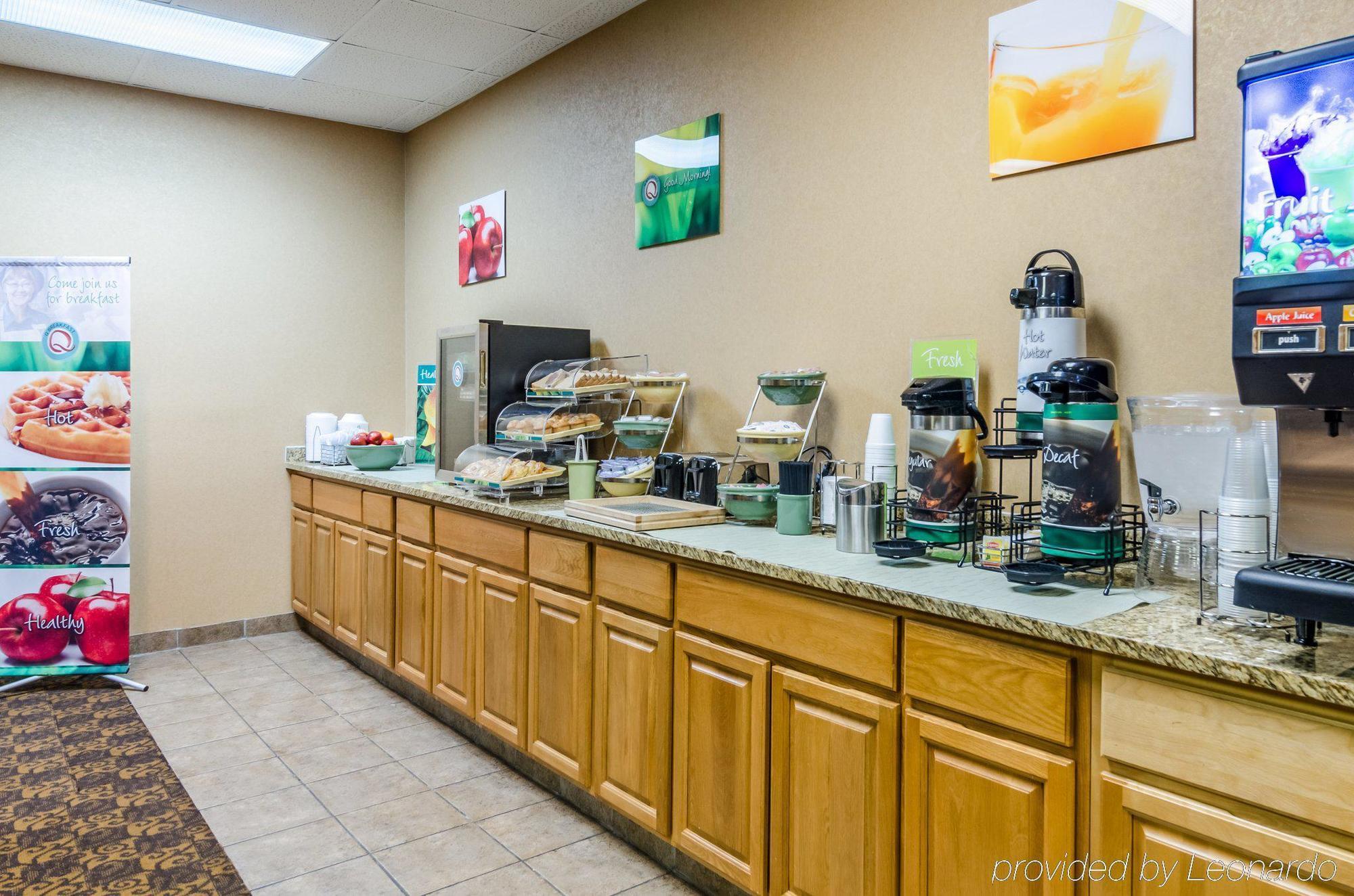 Rodeway Inn South Hutchinson Екстериор снимка
