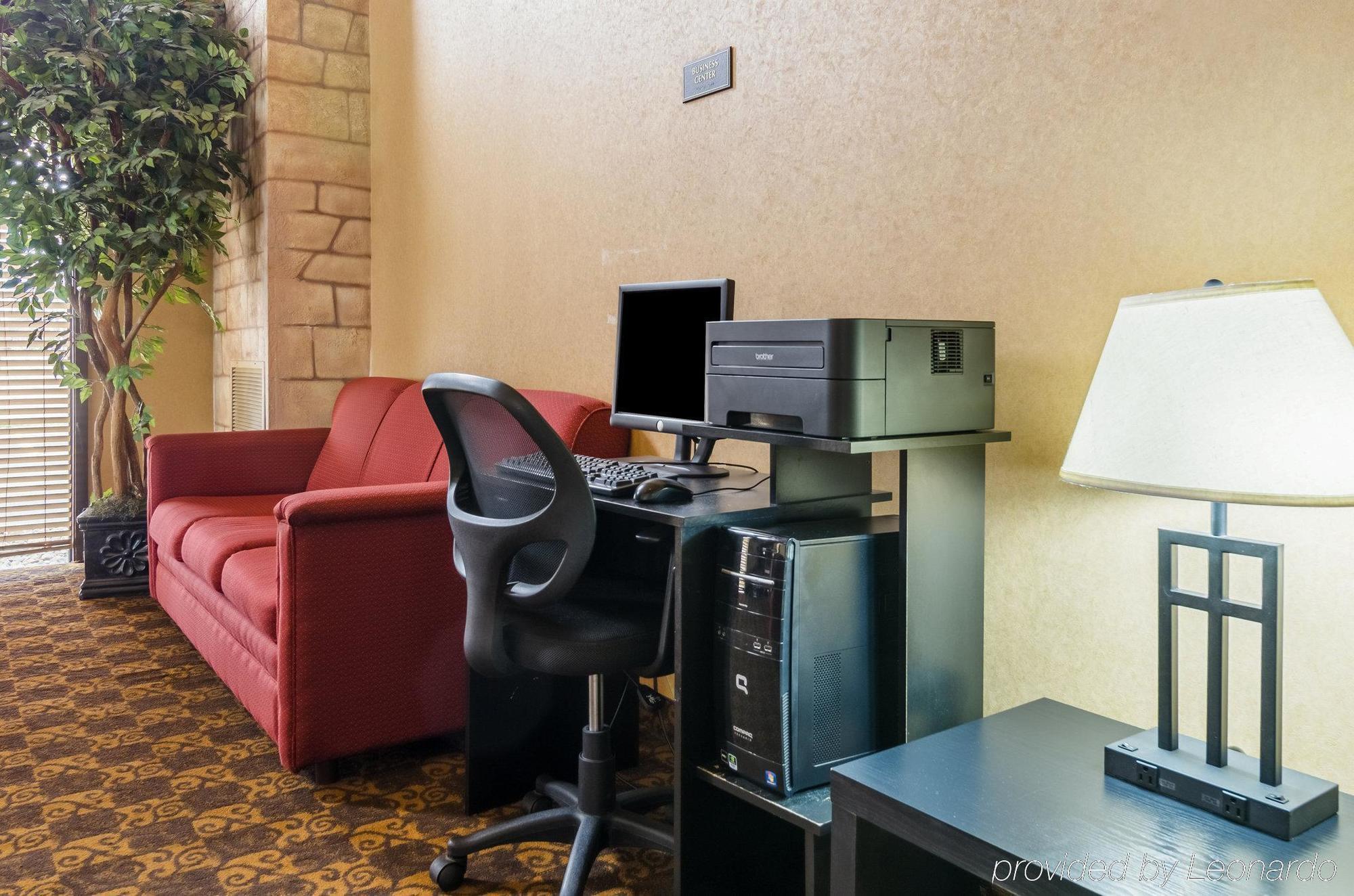 Rodeway Inn South Hutchinson Екстериор снимка